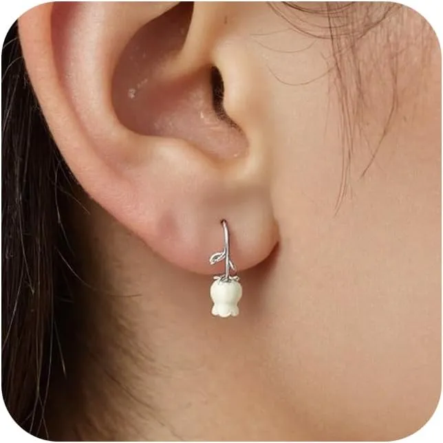 Daisy Flower Earrings for Women, Cute Sunflower Small Dangle Drop Earrings Gold Minimal Vintage Daisy Flower Hook Earrings Statement Jewelry Gift for Women Sweet Earrings