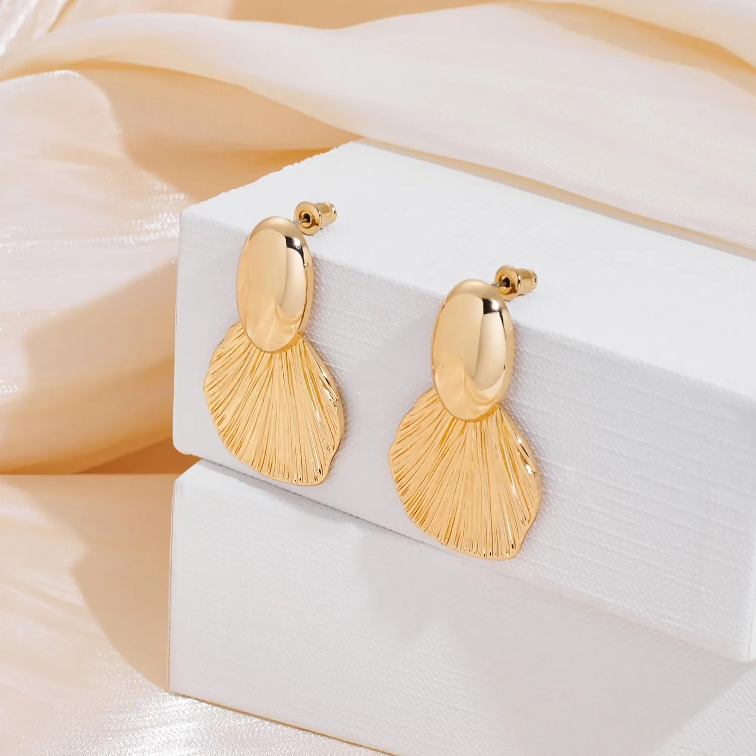 Gold Earrings Dangle Chunky Fan-shaped Earrings Shell Earring for Women Two-Tone Fashion Statement Jewelry