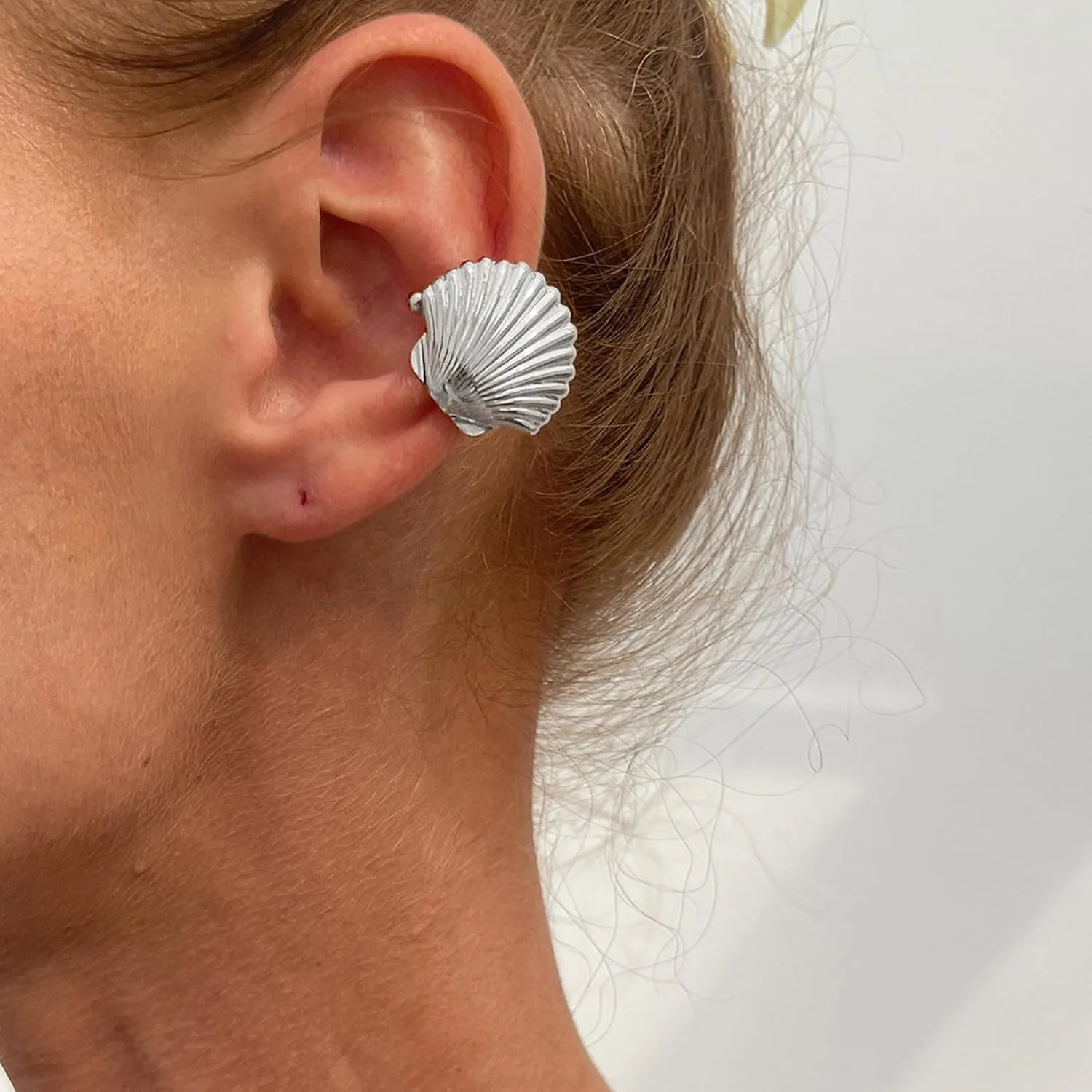 Gold Sea Shell Ear Cuff Earrings for Women No Piercing Lightweight Beach Jewelry Summer Vacation Style Ocean Wave Earrings