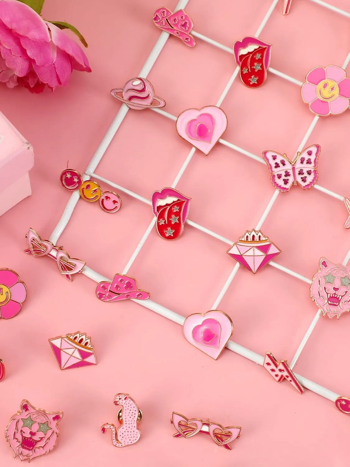 JUNEBRUSHS 28pcs Girl Pink Power Brooch Pins Pink Ribbon Lapel Pins for Women Girl Power Clothes Preppy Decorations Accessories