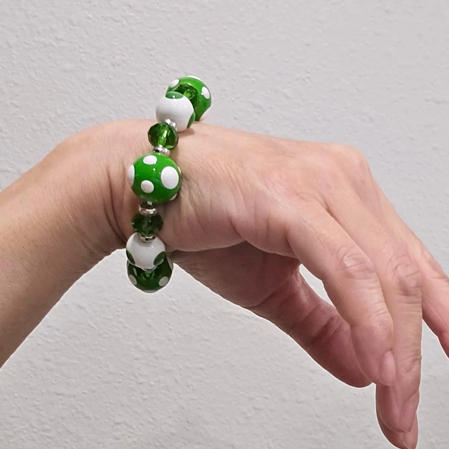 Linpeng Polka Dots Glass Beaded Stretch Bracelet, Christmas Birthday Gift Idea for Her, 1 pc (Green)