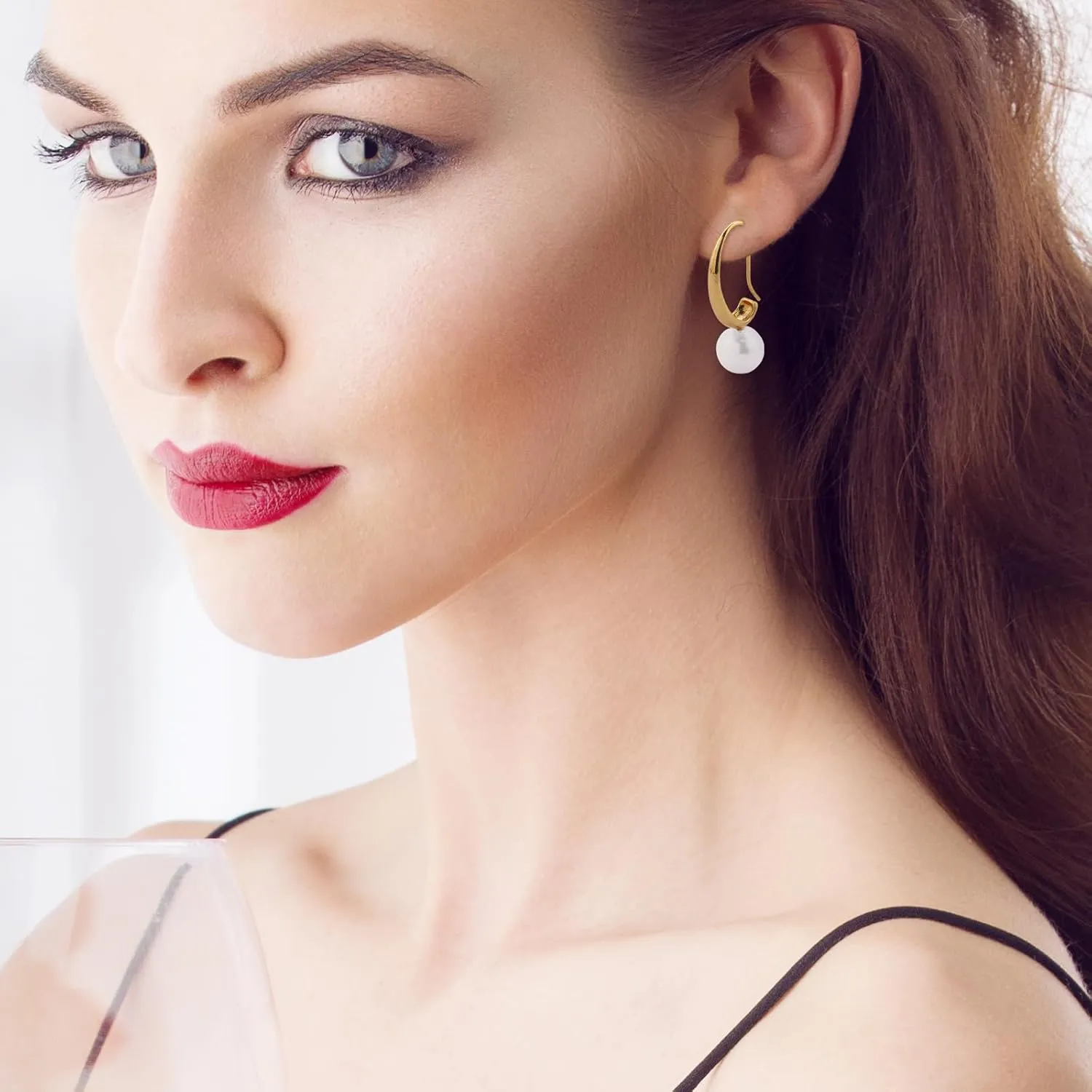 Pearl Earrings for Women Small 18K Gold Plated Pearl Hoop Earrings Trendy Pearl Drop Earrings Gold Dangle Earrings for Women Wedding Jewelry