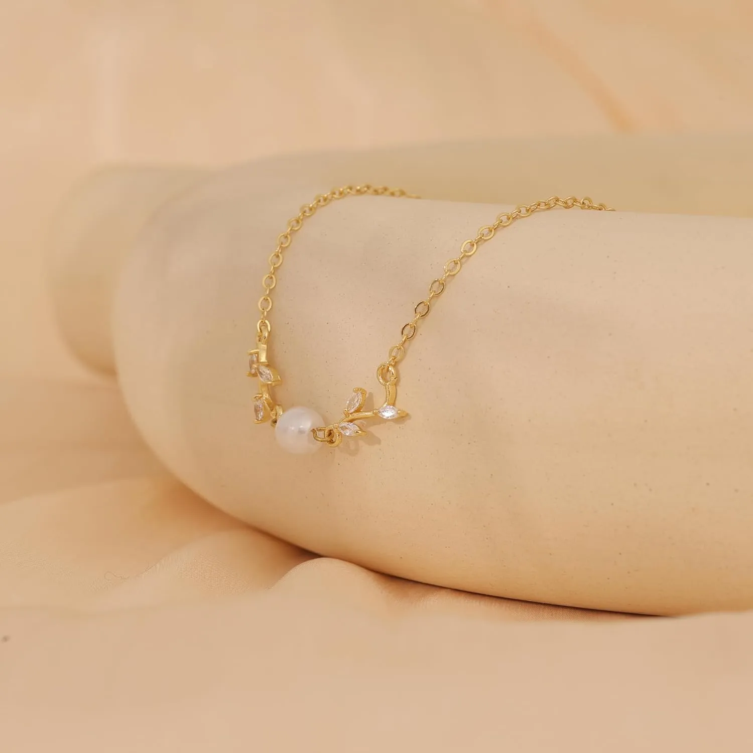 Pearl Necklaces for Women, 14K Gold Plated Charm Necklace Cute Pearl Pendant Necklace Dainty Gold Necklaces for Women Trendy Gold Jewelry