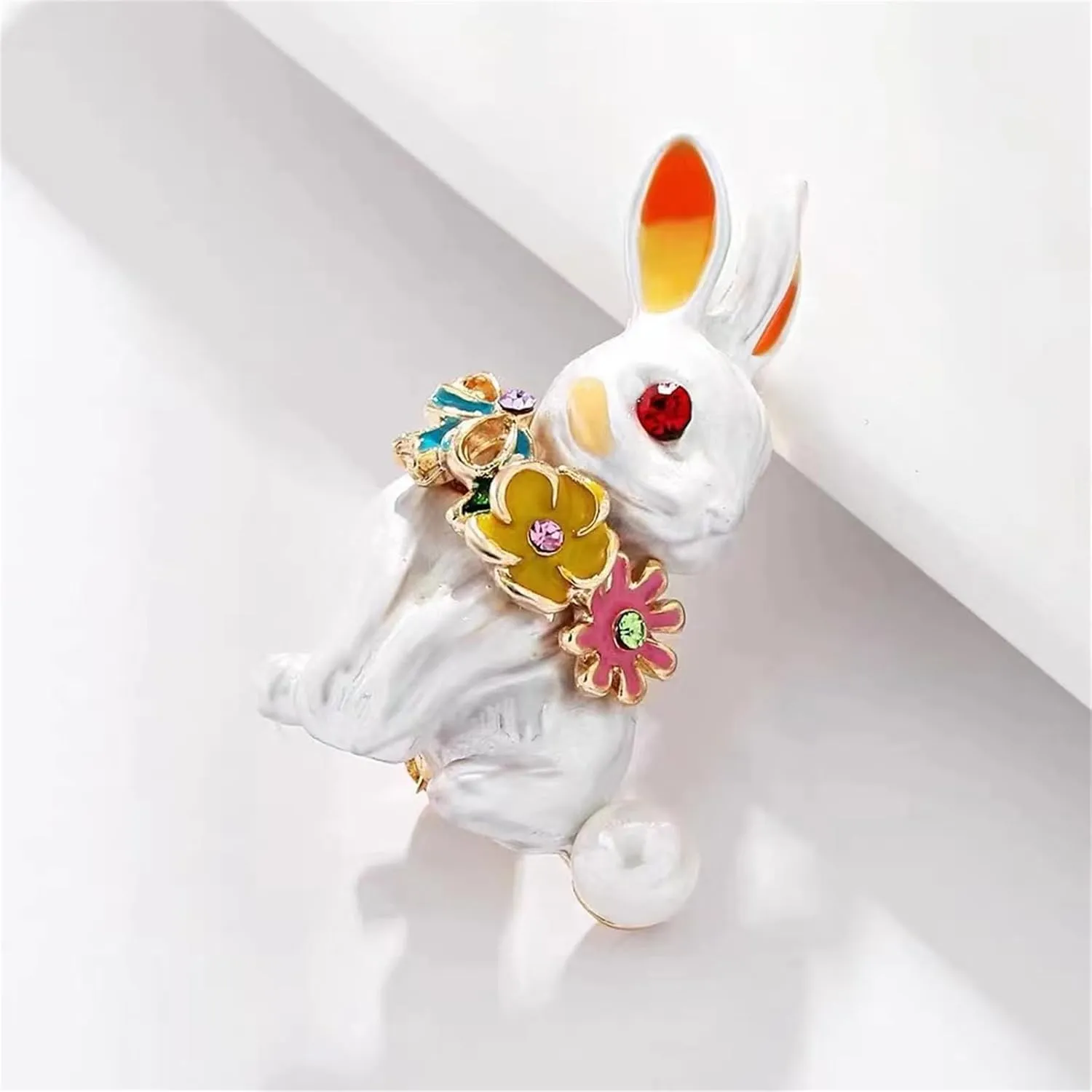 Pearl Rabbit Brooch Pin for Women Easter Daisy Flower Brooch Vintage Gold Plated Enamel Animal Pin Clip Elegant Scarves Sweater Dress Jewelry Accessories