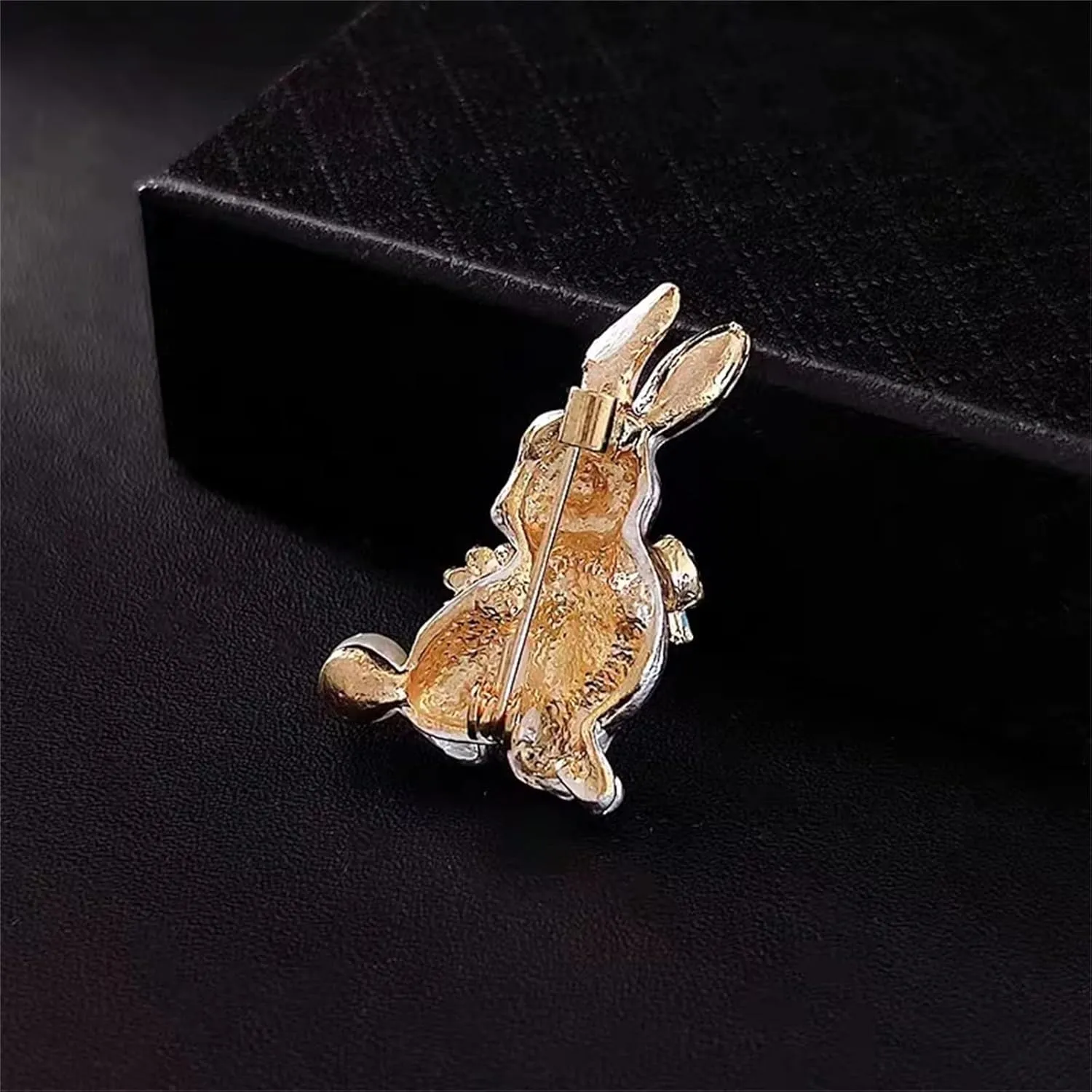 Pearl Rabbit Brooch Pin for Women Easter Daisy Flower Brooch Vintage Gold Plated Enamel Animal Pin Clip Elegant Scarves Sweater Dress Jewelry Accessories