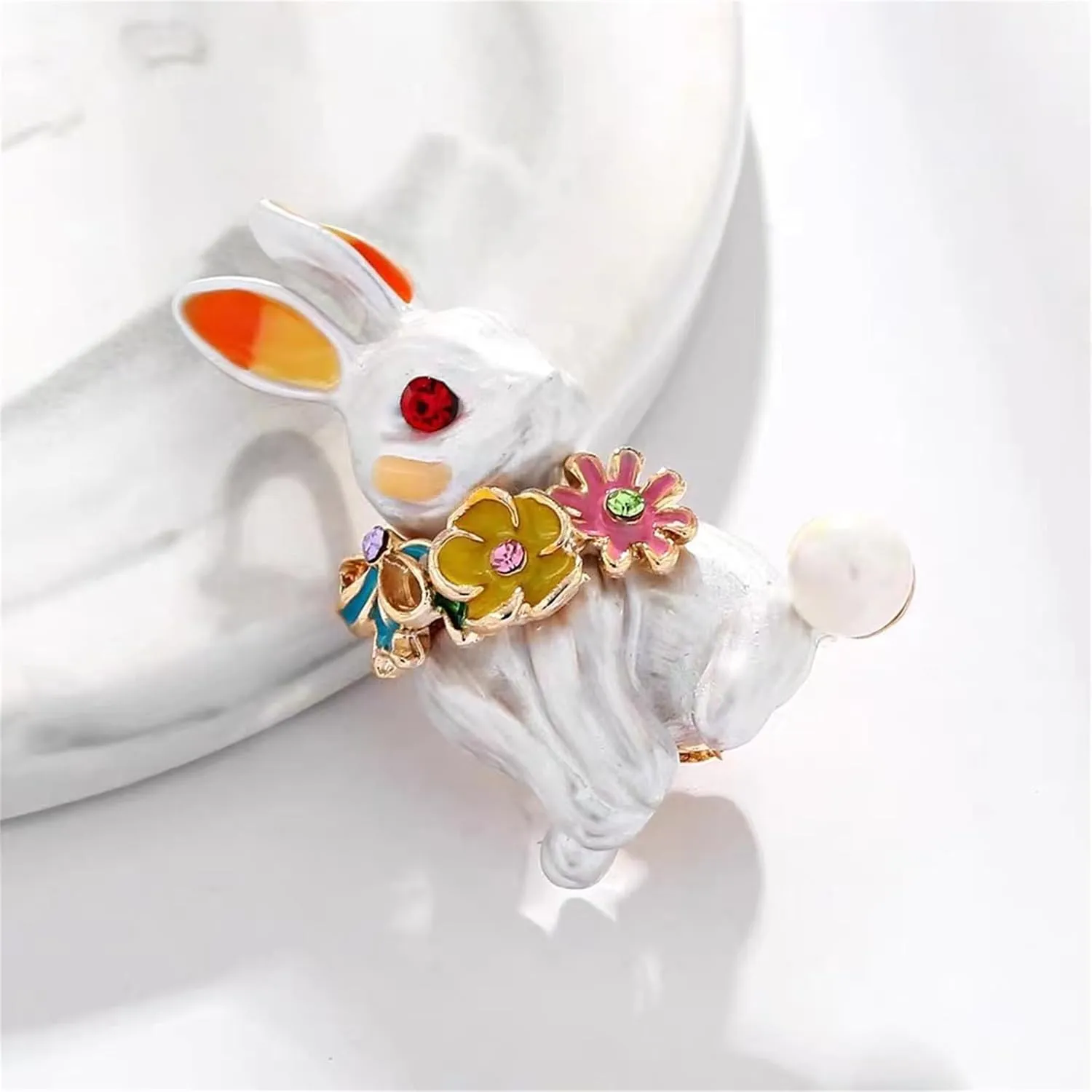 Pearl Rabbit Brooch Pin for Women Easter Daisy Flower Brooch Vintage Gold Plated Enamel Animal Pin Clip Elegant Scarves Sweater Dress Jewelry Accessories