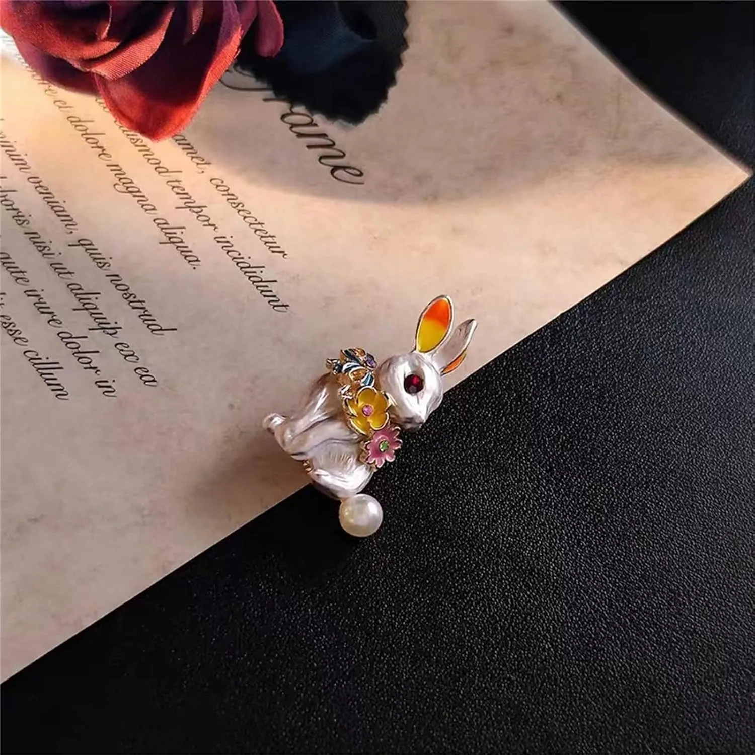 Pearl Rabbit Brooch Pin for Women Easter Daisy Flower Brooch Vintage Gold Plated Enamel Animal Pin Clip Elegant Scarves Sweater Dress Jewelry Accessories