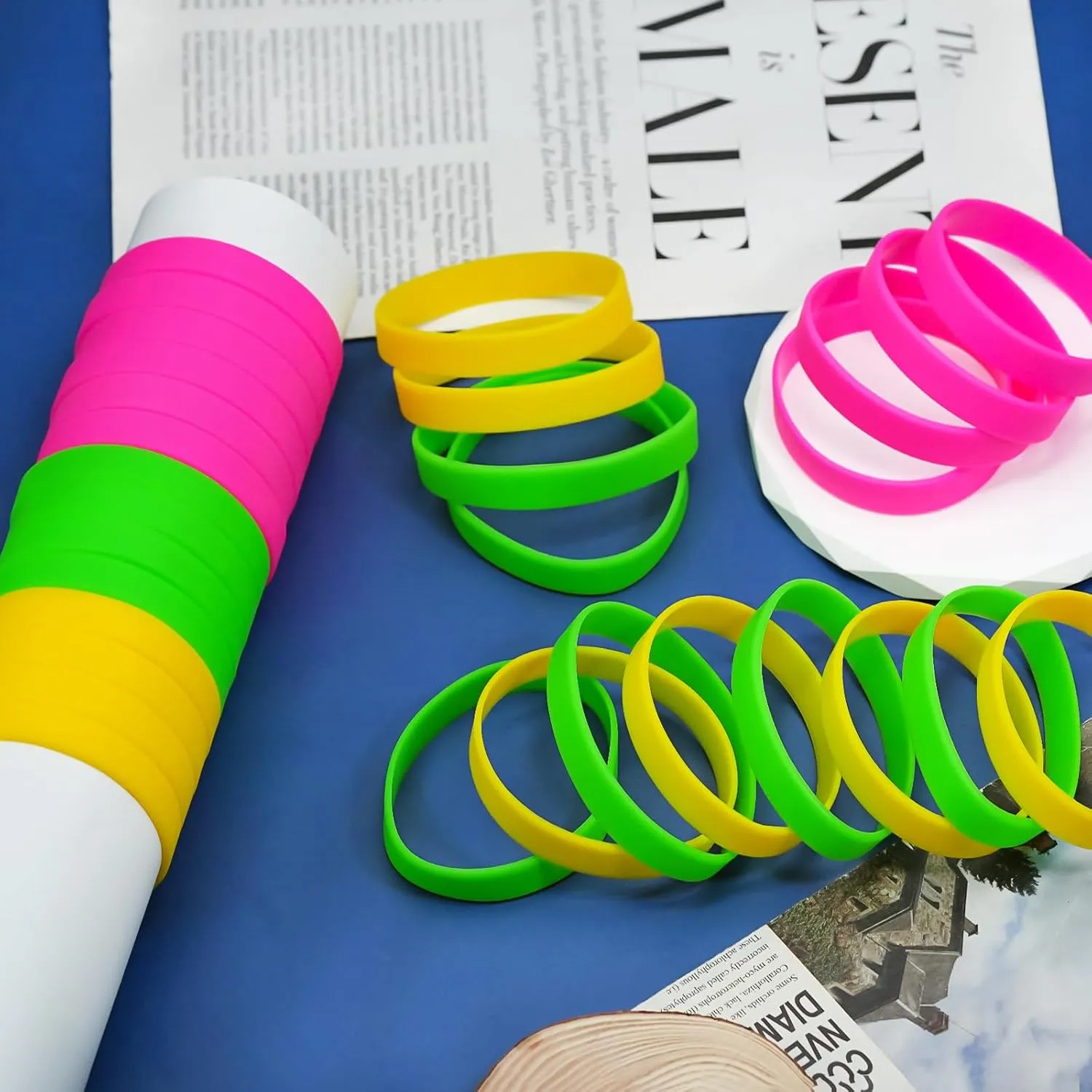 Ronglry 30pcs Neon Bracelets 80s Silicone Friendship Bracelet Bulk Colorful Silicone Wristbands Stretch Neon Bracelets for Glow Party Halloween Costume Accessories 80s Jewelry for Women Men