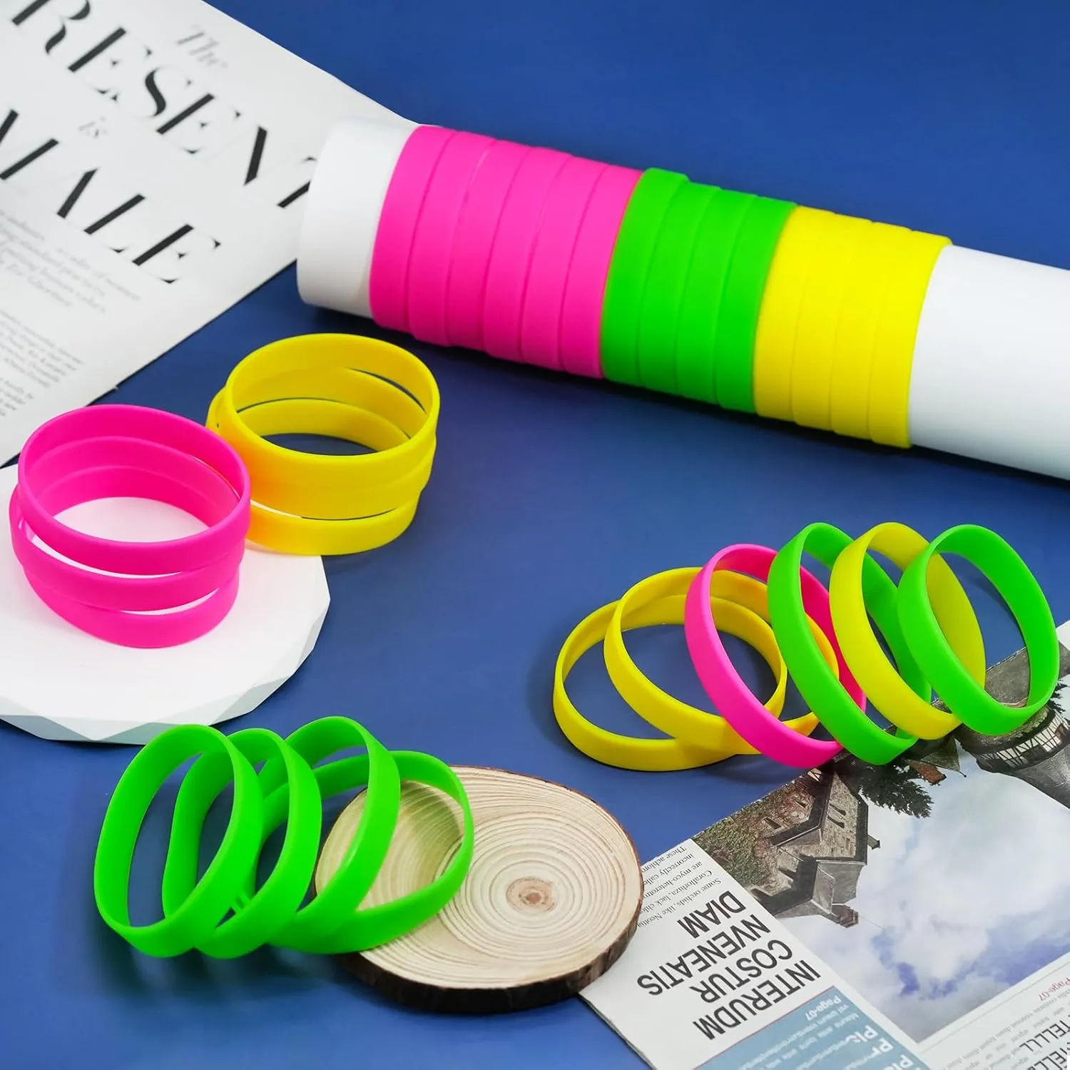 Ronglry 30pcs Neon Bracelets 80s Silicone Friendship Bracelet Bulk Colorful Silicone Wristbands Stretch Neon Bracelets for Glow Party Halloween Costume Accessories 80s Jewelry for Women Men