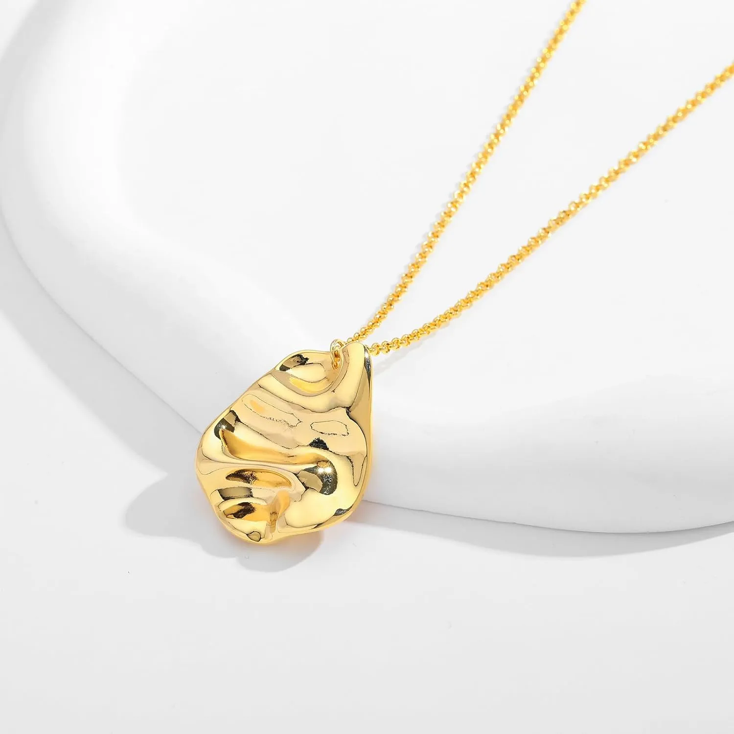 Starfish Necklace Shell Pendant Necklaces for Women Boho Beach Gold Chain Charm Necklace Trendy Summer Ocean Jewelry