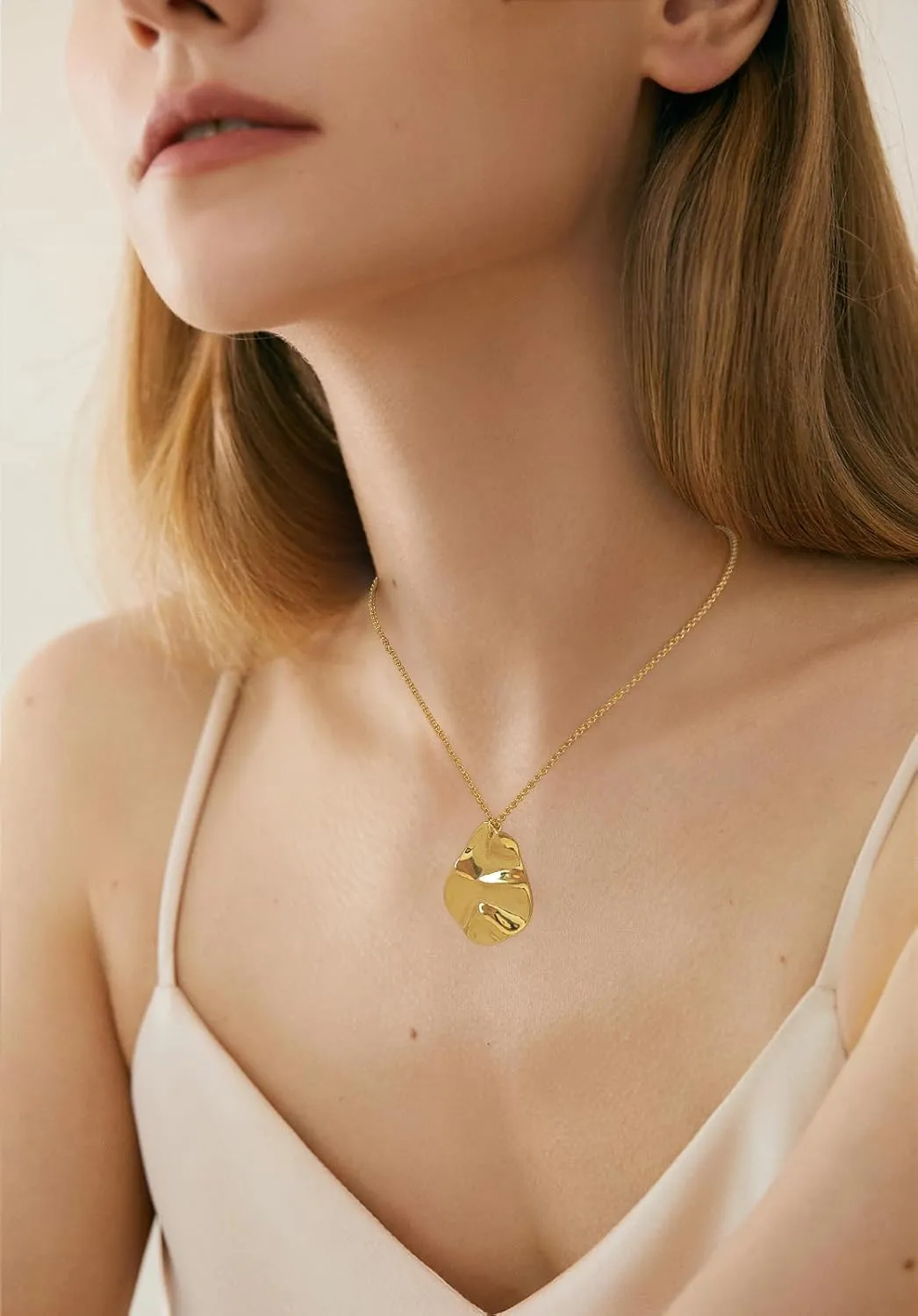 Starfish Necklace Shell Pendant Necklaces for Women Boho Beach Gold Chain Charm Necklace Trendy Summer Ocean Jewelry